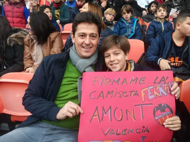 Un padre y su hijo, con una pancarta de apoyo a Ferran.