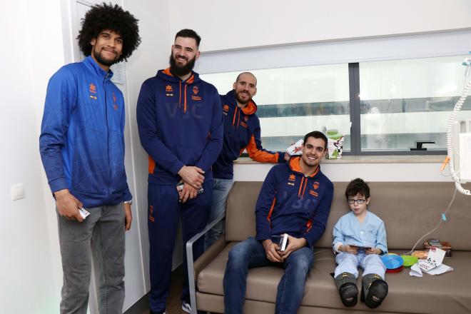 Valencia Basket visita a los niños en los hospitales