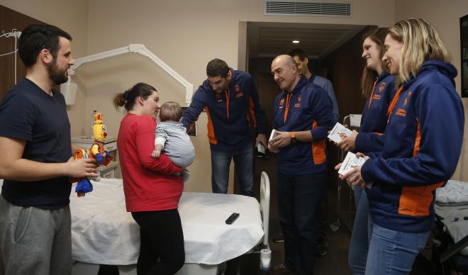 Valencia Basket visita a los niños en los hospitales