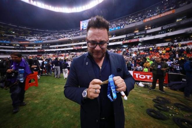 Mohamed con la medalla de campeón del apertura mexicano.