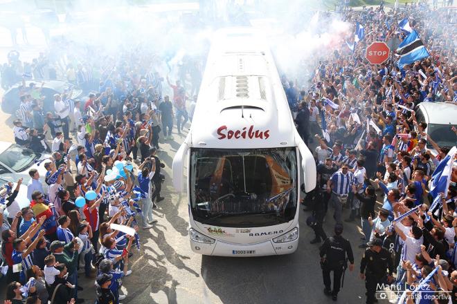 La afición demostró estar a otro nivel en el recibimiento contra el San Fernando. (Manu López / Albiazules.es).