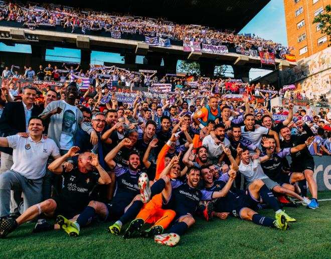 Los jugadores pucelanos celebran la salvación de categoría en Vallecas (Foto: RealValladolid.es).