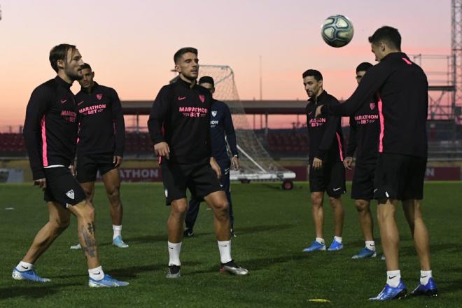 Los jugadores del Sevilla, en el primer entrenamiento del año 2020.