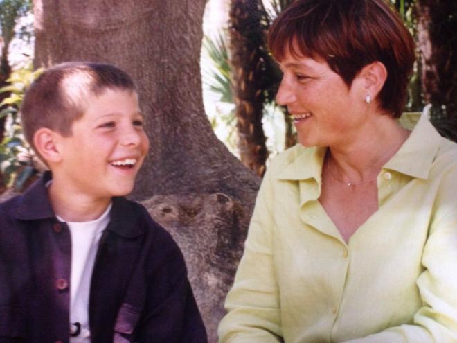 Sergi Roberto, junto a su madre cuando era un niño (Foto: Instagram).
