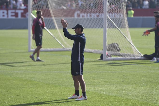 Lopetegui aplaude a la afición del Sevilla en el entrenamiento a puerta abierta. (Foto: Kiko Hurtado).