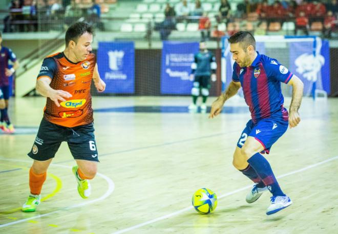 Cecilio ante un rival. (Foto: Levante UD)