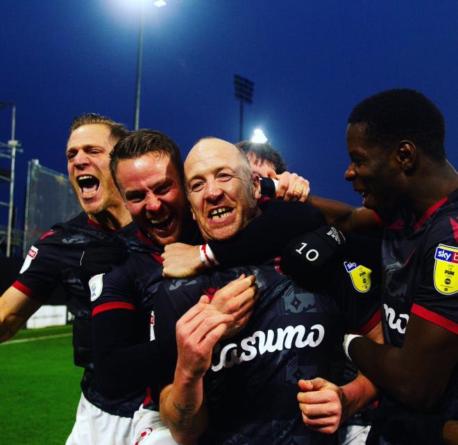 Charlie Adam celebra con sus compañeros su gol en el Fulham-Reading (@ReadingFC).