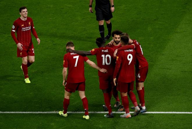 Salah celebra el gol con sus compañeros.