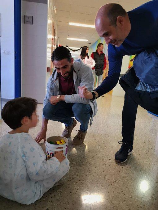 Chuli y Monteagudo entregan un juguete  a un niño hospitalizado. (@recreoficial)