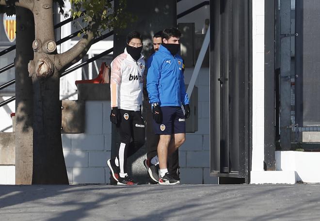 Los lesionados como Kangin apuran plazos en el entrenamiento del Valencia CF (Foto: David González)