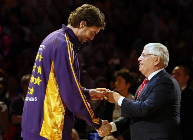 Pau Gasol y David Stern en la entrega del anillo de la NBA de 2009.
