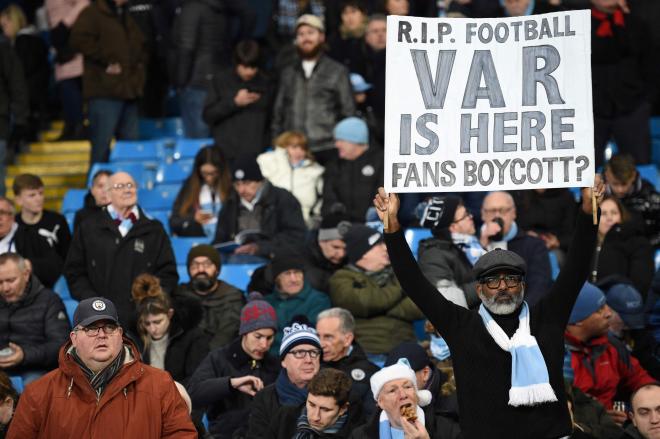 Un aficionado del Manchester City protesta contra el VAR en la Premier League.