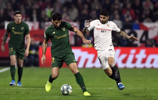 Banega presiona a Raúl García en el Sevilla-Athletic (Foto: Kiko Hurtado).