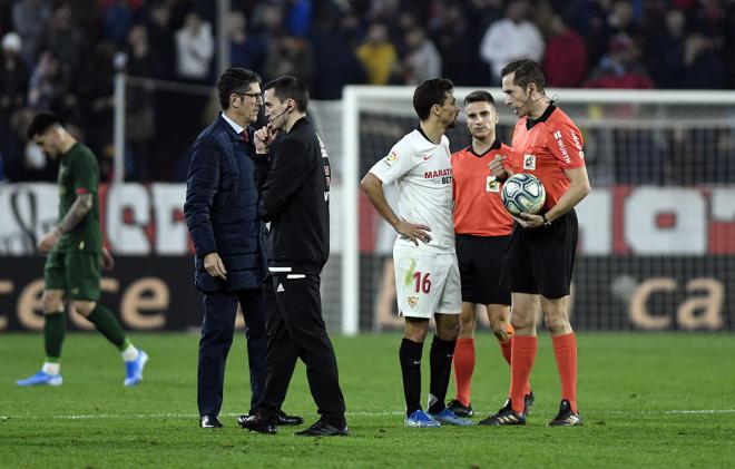 González González habla con Jesús Navas en el Sevilla-Athletic de esta temporada (Foto: Kiko Hurtado).