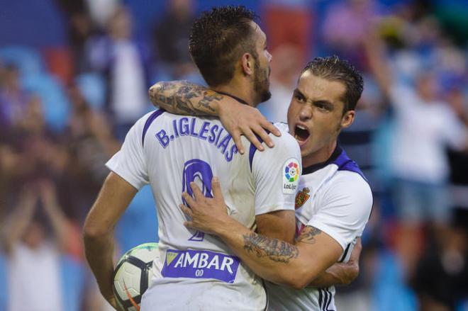 Borja Iglesias y Jorge Pombo celebran un gol en su etapa en el Real Zaragoza (Foto: Daniel Marzo).