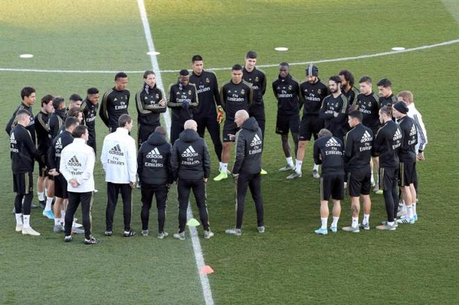 Zidane dirige uno de los entrenamientos del Real Madrid.