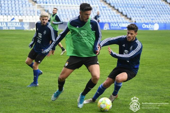 Sesión de trabajo en el estadio Nuevo Colombino. (@recreoficial