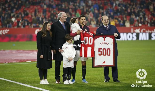 Archivo: El 'Txopo' Iribar entrega una camiseta del Athletic Club en un homenaje en Sevilla a Jesús Navas por sus 500 partidos (Foto: LaLiga).