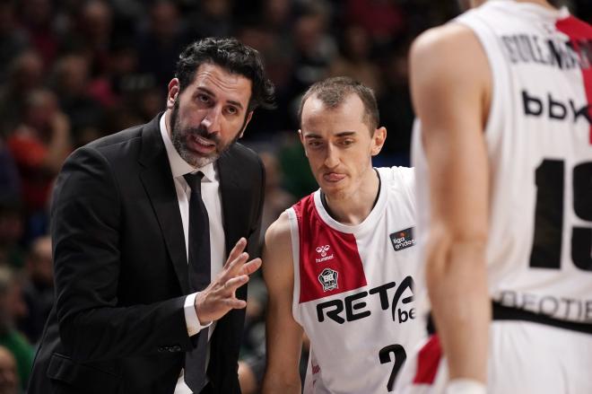 Álex Mumbrú da instrucciones al base galo Jonathan Rousselle (Foto: ACBPhoto).