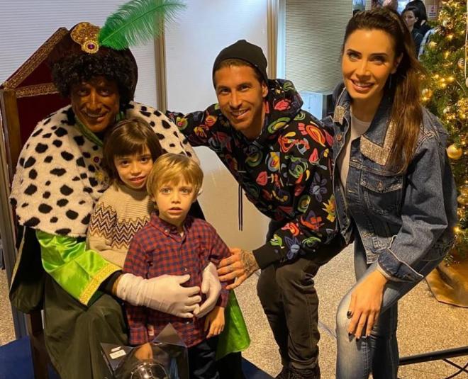 Sergio Ramos posa con Pilar Rubio y sus hijos junto al Rey Baltasar.