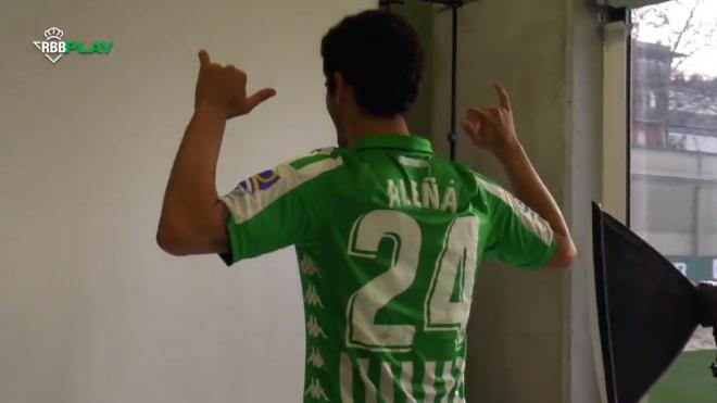 Carles Aleñá con la camiseta del Betis.