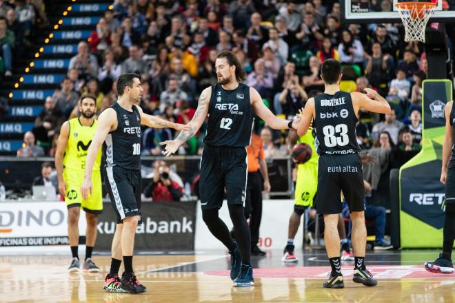 Balvin se saluda con sus compañeros del Bilbao Basket (Foto: Edu del Fresno).