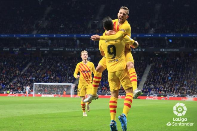 Luis Suárez celebra un gol del FC Barcelona con Jordi Alba.