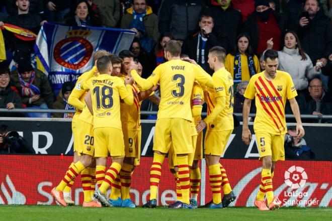 Los jugadores del Barcelona celebran uno de los goles del partido ante el Espanyol.