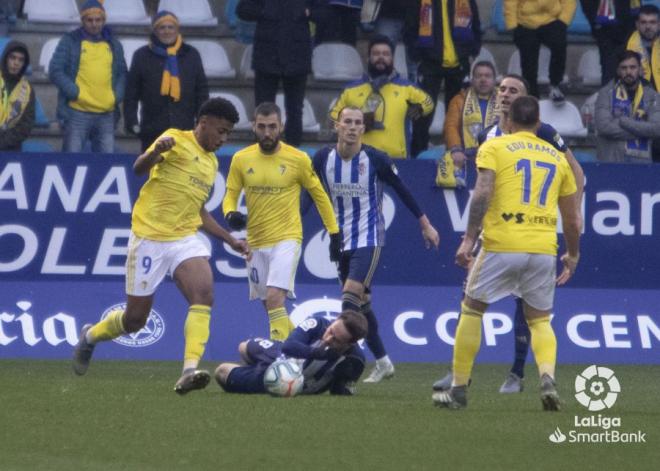 'Choco' Lozano pugna por un balón durante el Ponferradina-Cádiz (Foto: LaLiga).