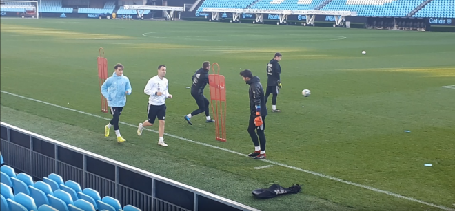 Denis Suárez se ejercita en solitario.