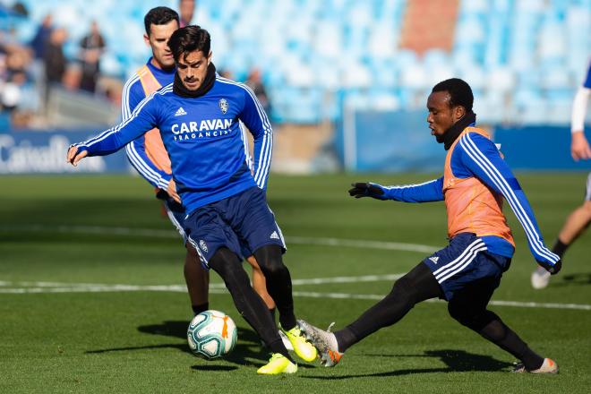 Javi Ros se zafa de Igbekeme, bajo la atenta mirada de Linares, en un entrenamiento a puerta abierta en La Romareda (Foto: Daniel Marzo)