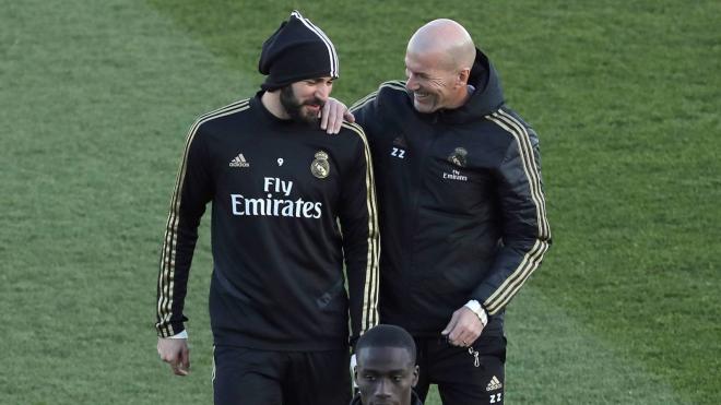 Zidane, junto a Benzema (Foto: EFE).