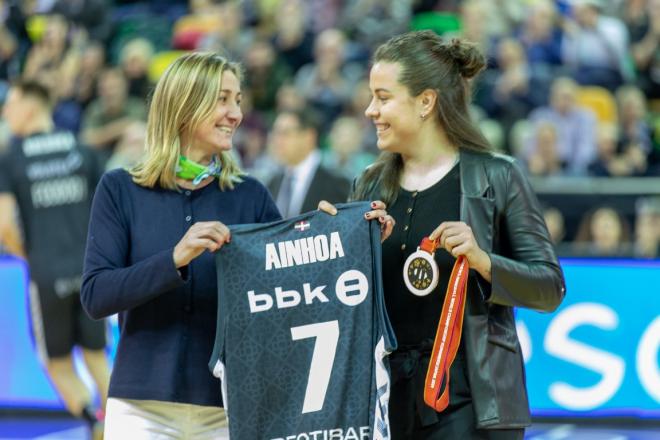 La vicepresidenta de Bilbao Basket Isabel Iturbe con la medallista Ainhoa Hernández (Foto: Edu del Fresno).