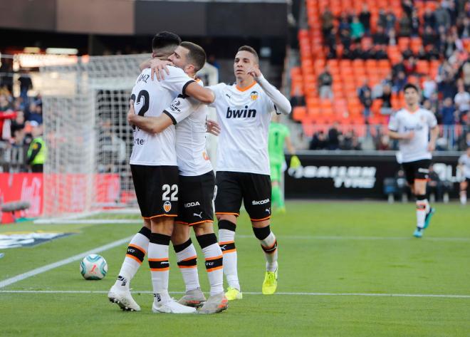 Los jugadores del Valencia celebran el gol de Maxi al Éibar (Foto: LaLiga).