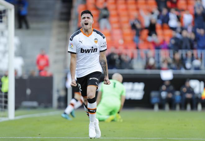 Maxi Gómez celebra el gol que dio la victoria a los de Celades en el Valencia-Éibar (Foto: David González).
