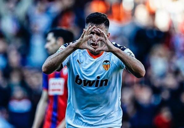 Maxi Gómez celebra un gol ante el Éibar (Foto: Lázaro de la Peña / VCF)