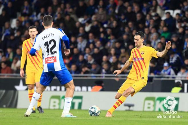 Busquets conduce el balón durante el partido.