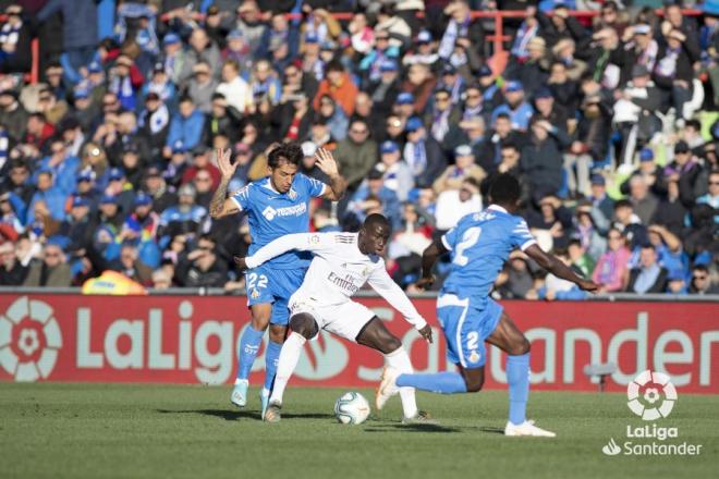 Mendy protege el balón en el Getafe-Real Madrid.