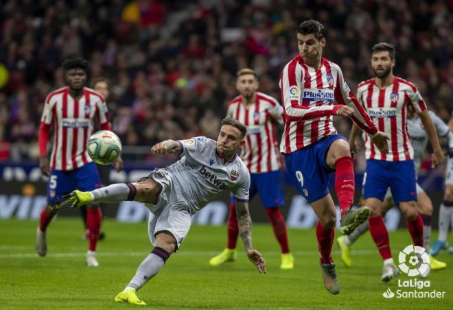 Roger Martí remata en su gol ante el Atlético (Foto: LaLiga).