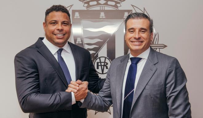 Ronaldo, junto a Miguel Ángel Gómez el día de su renovación (Foto: VLL).