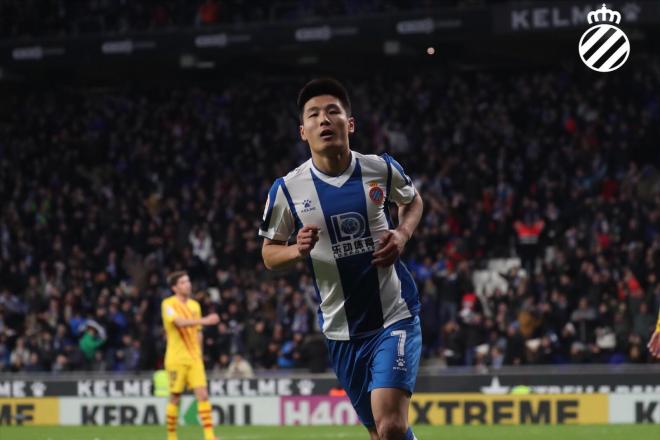 Wu Lei, uno de los jugadores de LaLiga que dio positivo por coronavirus, festeja un gol con el Espanyol (Foto: RCDE).