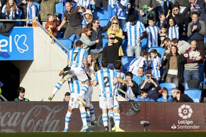 Los jugadores de la Real celebran el gol de Willian José al Villarreal (Foto: LaLiga).