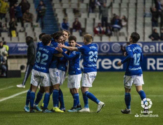 Los jugadores del Oviedo celebran el gol de Sangalli al Málaga (Foto: LaLiga).