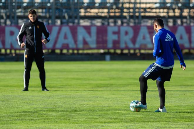 Luis Suárez toca balón junto a Javier Chocarro (Foto: Daniel Marzo).