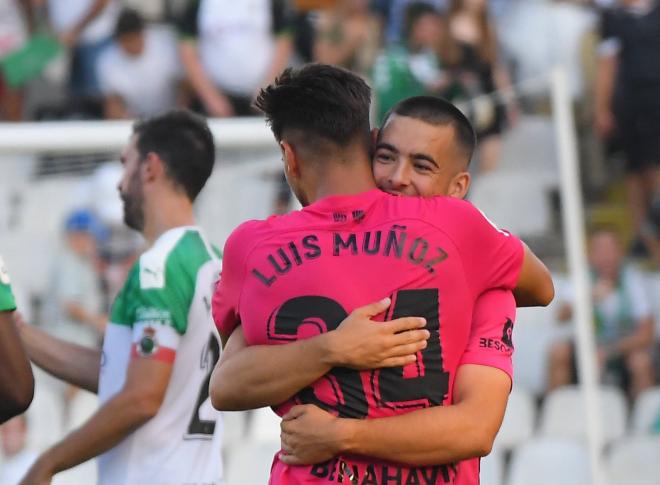 Ramón y Luis Muñoz se abrazan tras un encuentro.