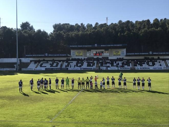 Los jugadores del Tudelano y del Promesas, antes de enfrentarse en Tudela (Foto: CD Tudelano).