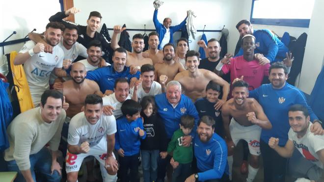 El Vélez, celebrando el triunfo ante el Porcuna (Foto: Vélez CF).