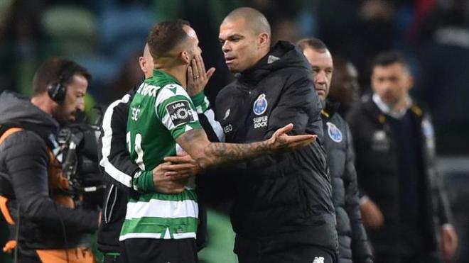 Pepe calma a Jesé Rodríguez para evitar un enfrentamiento con Sergio Oliveira (Foto: A Bola).