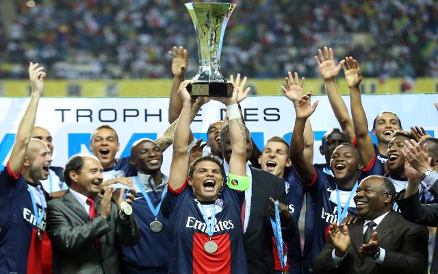 Los jugadores del PSG celebran la Supercopa de Francia conseguida en Gabón en 2013.