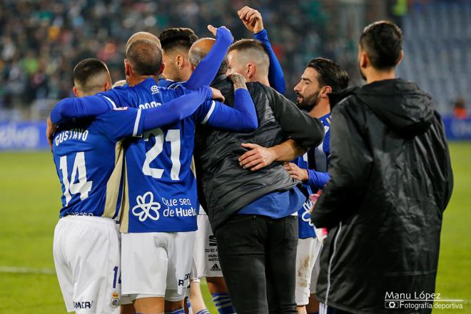 Los jugadores muestran su apoyo a Alberto Monteagudo. (Manu López/Albiazules.es).